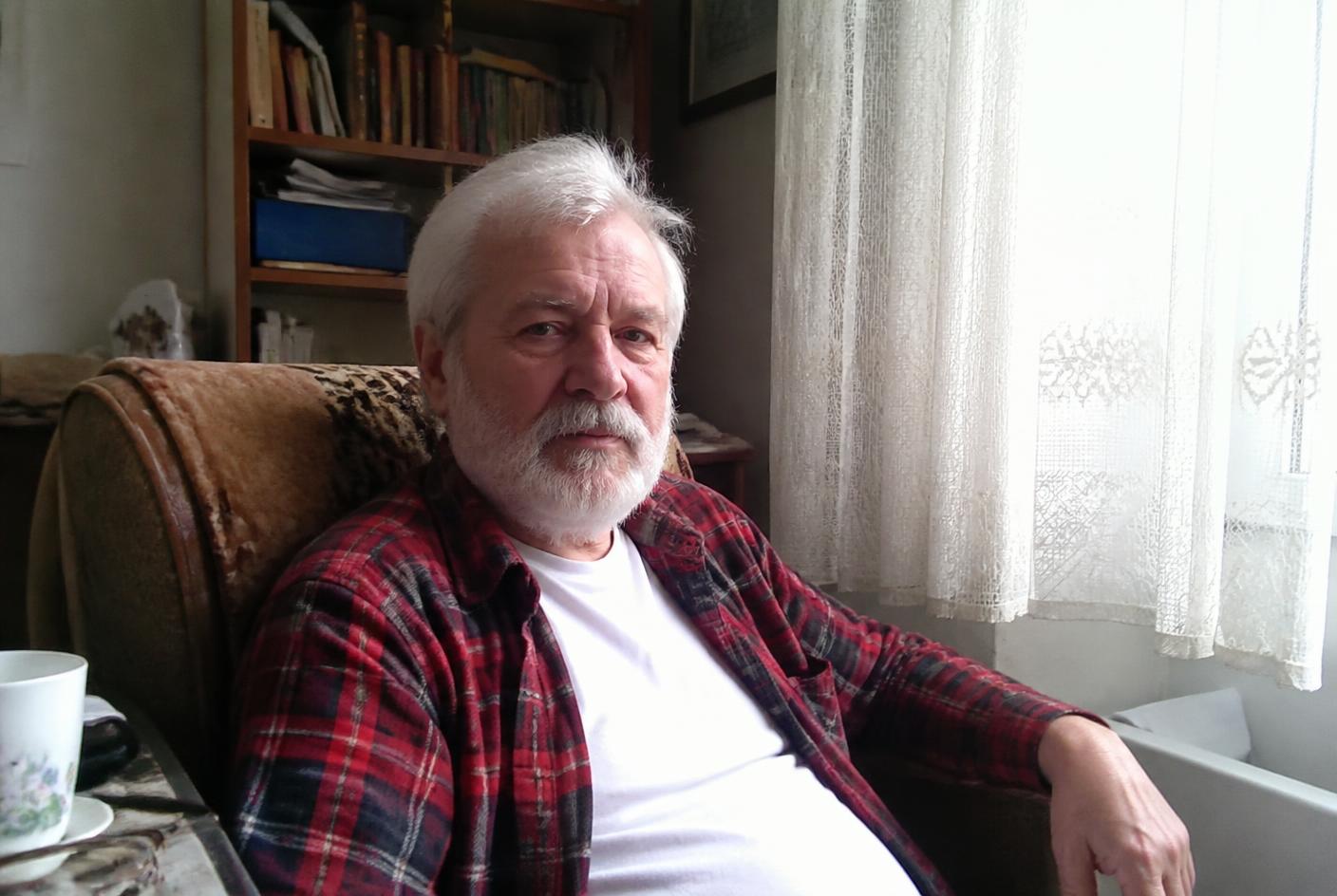 Idős férfi az ablaknál